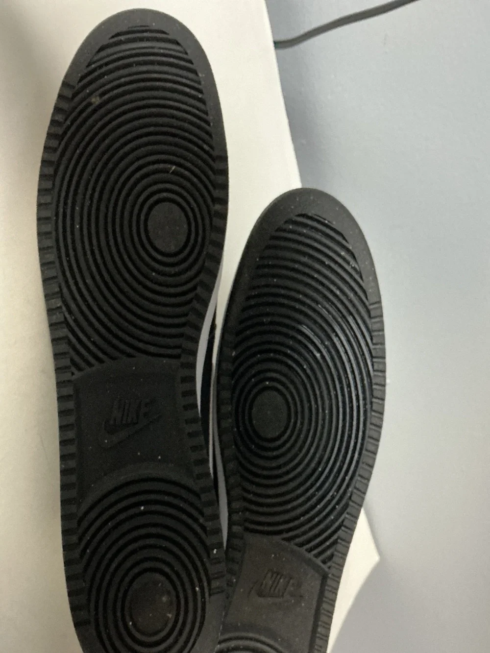 Nike listing pair